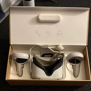 VR Headset with Controllers - White